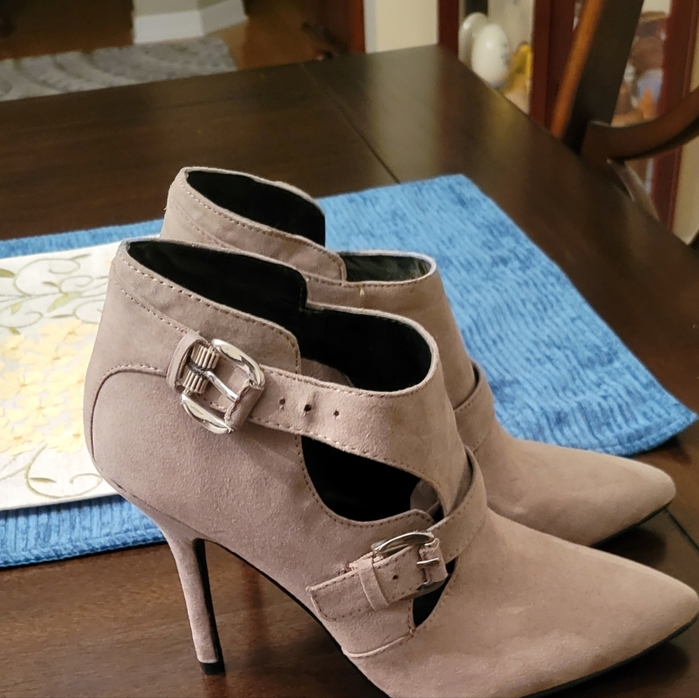 Guess Buckle Booties - Picture 3 of 8